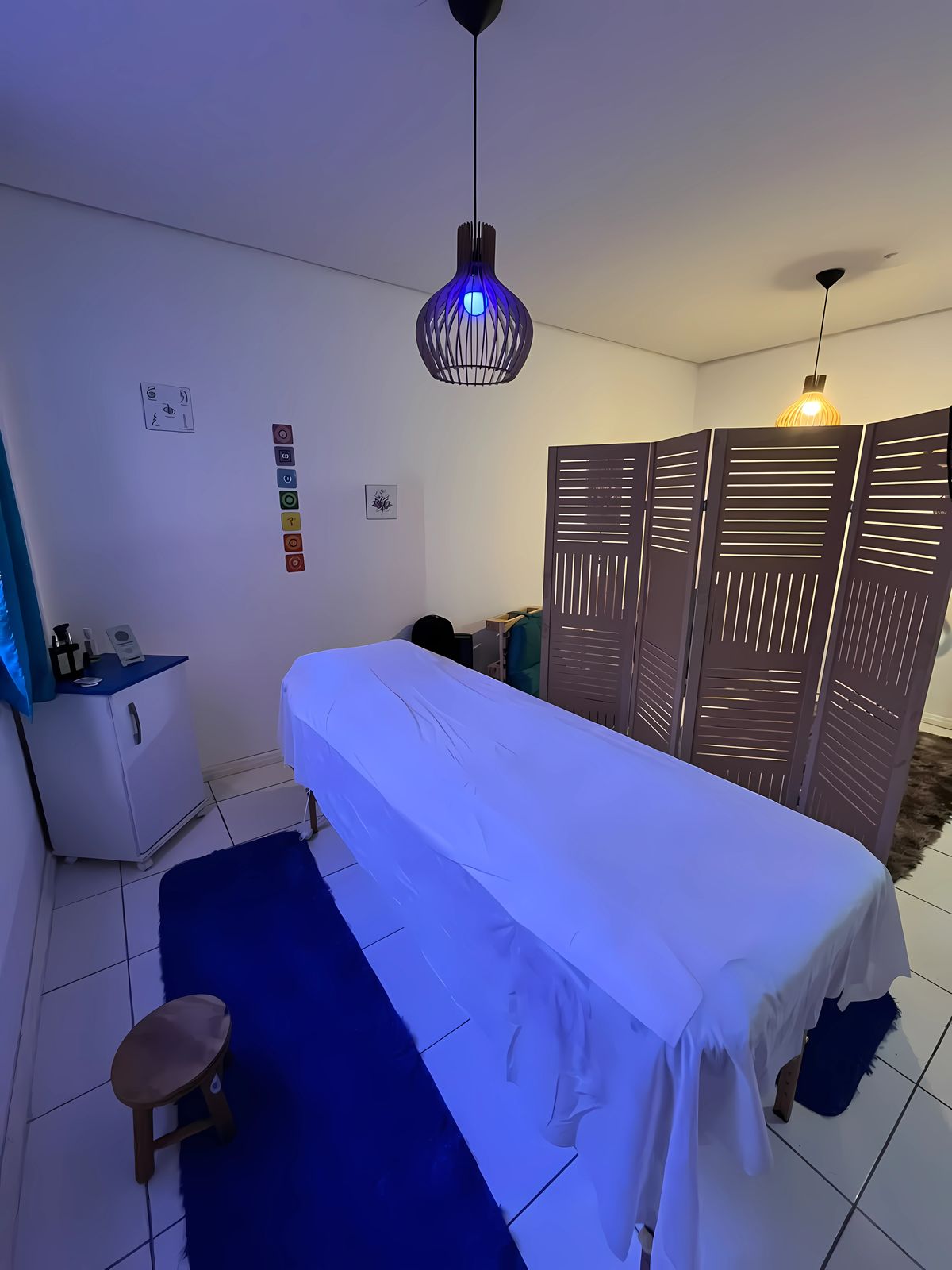 Sala de atendimento do Studio Lótus, com maca preparada e luz suave